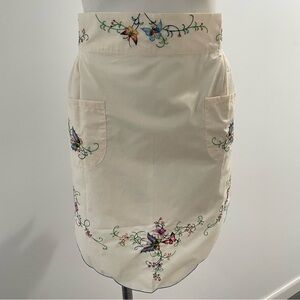 Vintage Butterfly Embroidered Apron Flowers Scalloped Edges Tie Waist Ivory